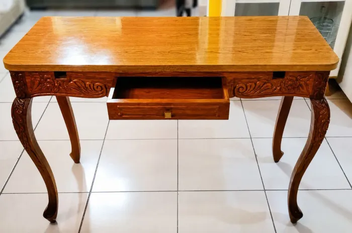Mesa de Madeira Nobre - Rústica e em Perfeito Estado
