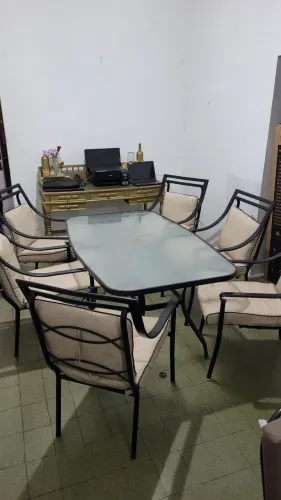 Mesa de vidro Com seis cadeiras de alumínio