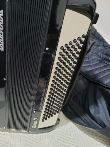Acordeon super 8 TODESCHINI, 120 baixos.