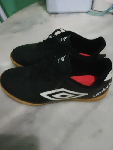 Tênis de Futsal Umbro.