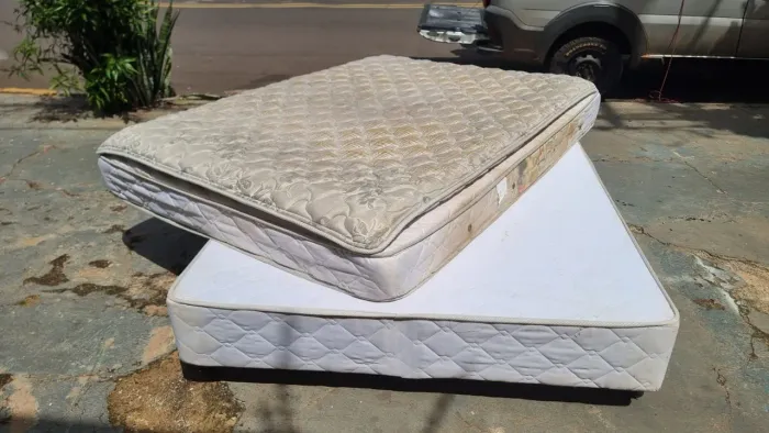 Cama casal tamanho padrão base mais colchão molas marcas de uso ((ENTREGO GRATIS))