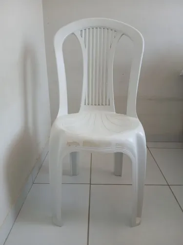 Vendo cadeira em plastico usada