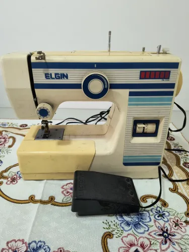 Máquina de costura Elgin