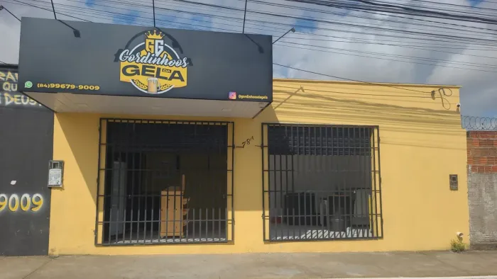 Vendo fachada para comercio com iluminação em led.