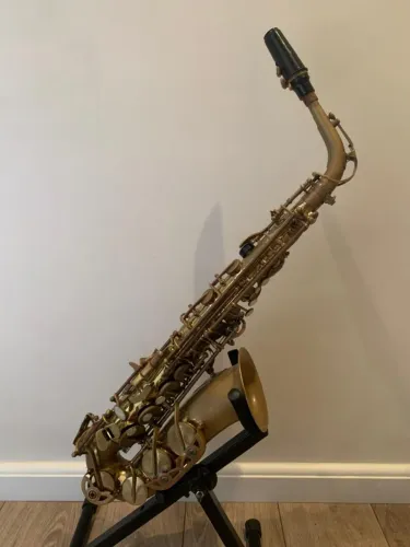Vendo ou troco, um maravilhoso Saxofone Alto Pearl River, na cor envelhecido, afinadíssimo