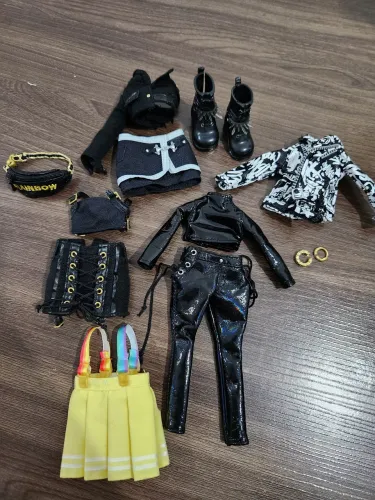 Lote de roupas e acessórios de bonecas Raibow High e Shadow High