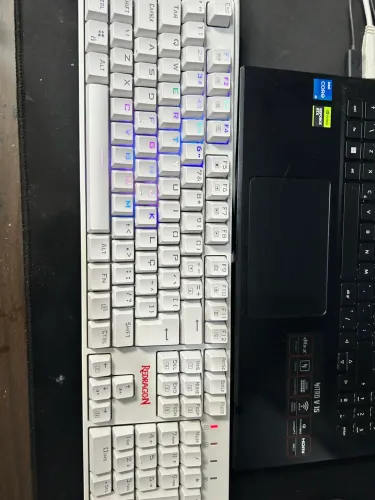 Teclado Mecânico Gamer Redragon Surara Pro RGB Branco ABNT2 - Óptico