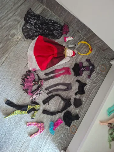 Roupinhas monster high e ever after high