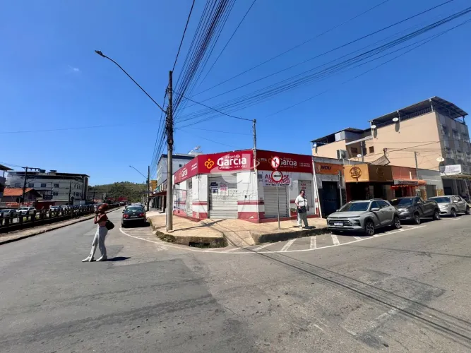 Loja Comercial de Esquina no Centro de Benfica