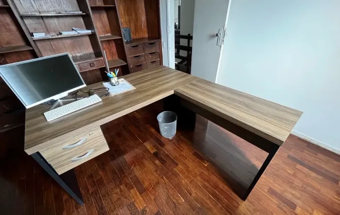 Mesa escritório em L com duas gavetas