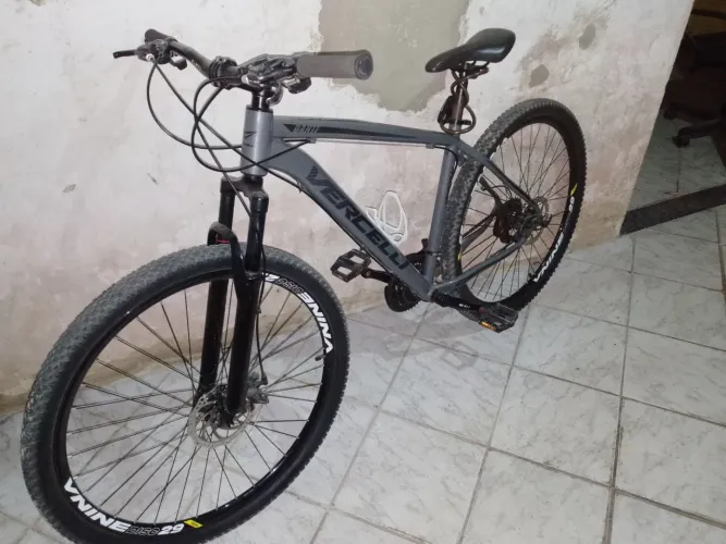 Bicicleta aro 29 semi-nova.