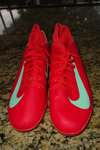 Vendo chuteira society Nike nunca usada tamanho 43.