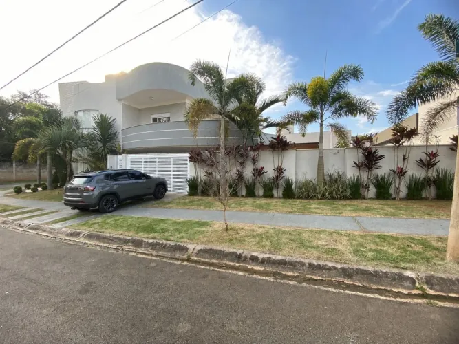 Casa porteira fechada com 5 dormitórios, piscina aquecida e energia fotovoltaica à venda n