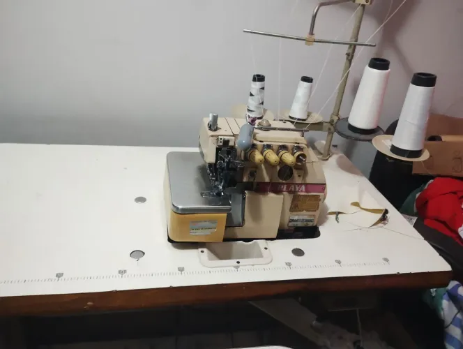 Máquina de costura overloque ponto cadeia