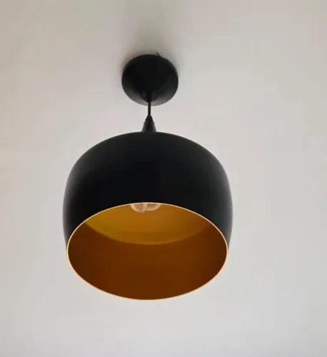 Lustre pendente moderno nas cores preta e laranja
