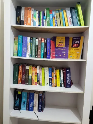 Livros com estante completo