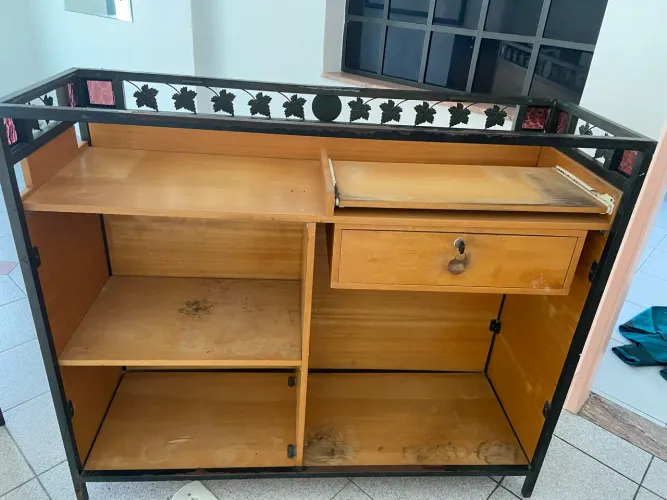 Balcão de ferro com vidro e madeira, super moderno.