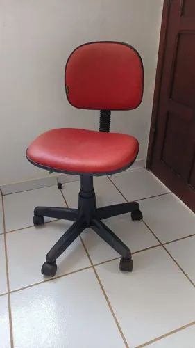 Cadeira vermelha com rodinha