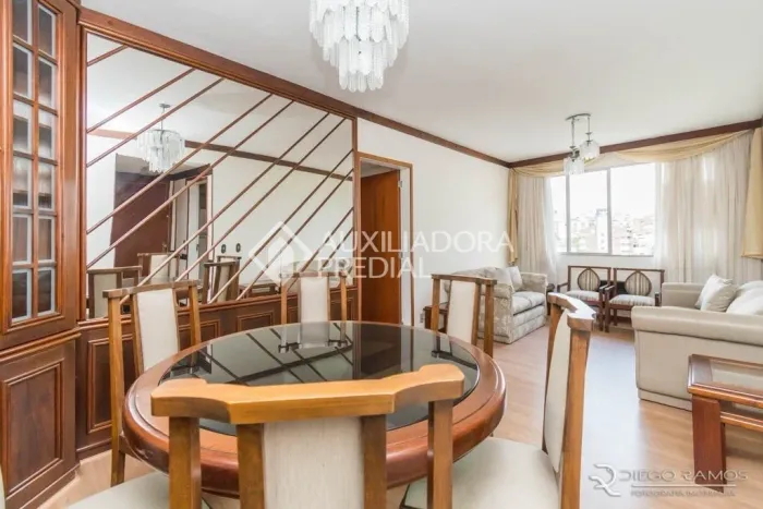 03 dormitórios, sendo 1 suite, living 2 ambientes, sofá, mesa com cadeiras, ar, banheiro s