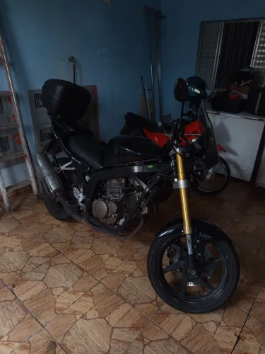 Vendo ou troco Comet GT 250 carburada.