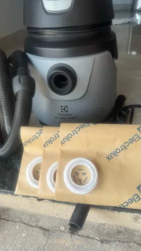 Aspirador de por e água Electrolux acompanha 3 sacos descartáveis originais