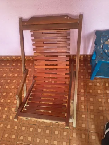 Cadeira confortável de madeira