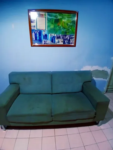 Sofá 3 lugares tecido camurça estrutura de madeira 1.80 mts Sup novo R$380,00 *