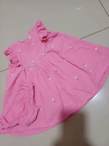 Vestido em linho 100% algodão forrado, bordado e acompanha tapa fraldas. Tam 9 a 12 meses