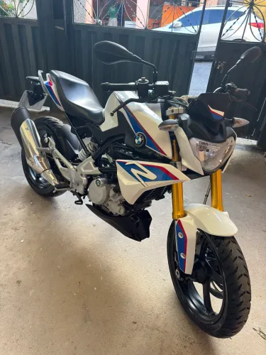 BMW 310R semi novo