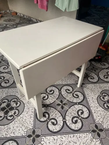 Mesa dobrável com gaveta