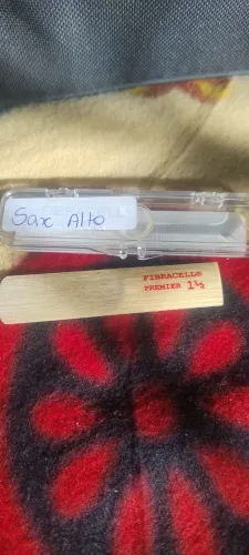 Vendo uma paleta fibracell par sax alto numeração 1,5 valor r$ 150