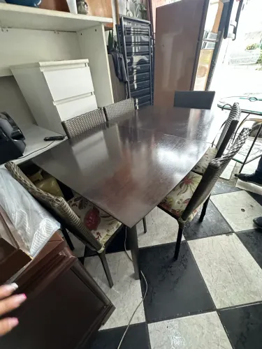 Jogo de jantar com seis cadeiras