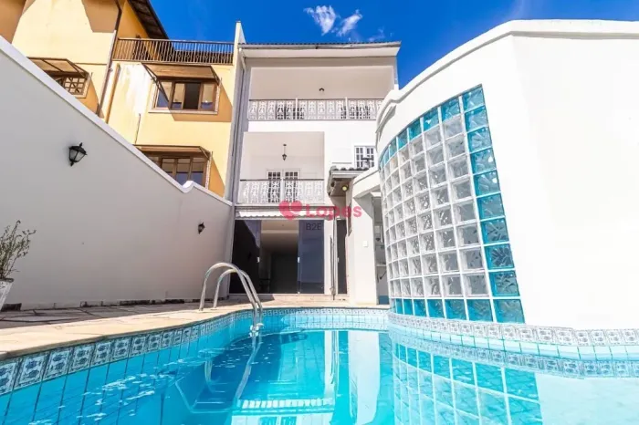 Casa Triplex em Condomínio no Terral  241m² | 3 Quartos com Suíte | Piscina, Sauna e Área 
