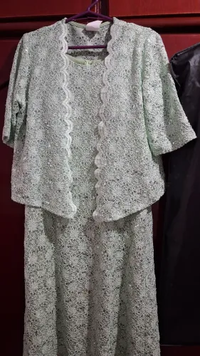Vestido  de festas de renda verde água. 