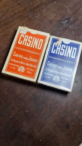 Kit contendo dois antigos baralhos de cartas Casino