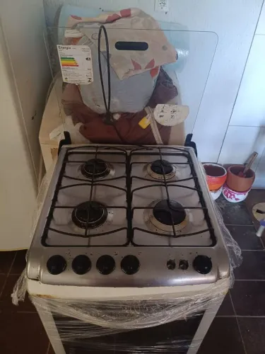 Fogão conservado, mas com um defeito no acendimento elétrico. Tem conserto!