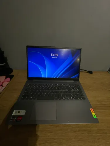 Lenovo IdeaPad 3 AMD Ryzen 7 5700U | 12GB RAM | Roda Jogos e Trabalho - 100%