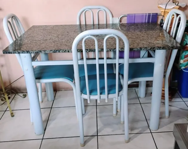 Mesa com 4 cadeiras tubulares e tampo de granito medindo 1,20x0,75