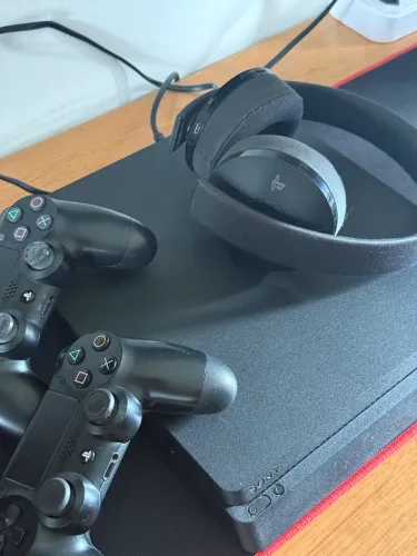 Vendo PS4 Silm 1TB com 2 controles