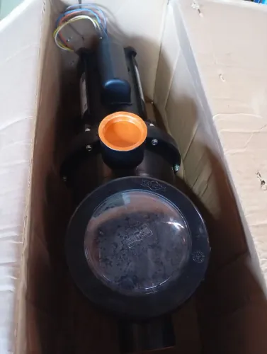 Bomba para piscina nova na caixa.