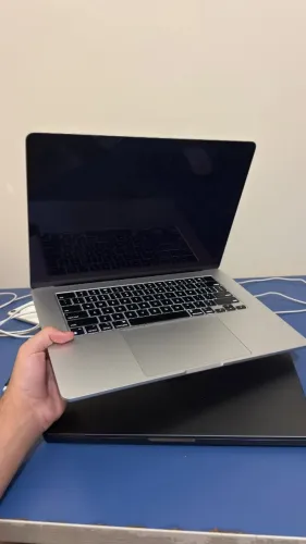 Macbook Air M3 15"(com defeito na tela)