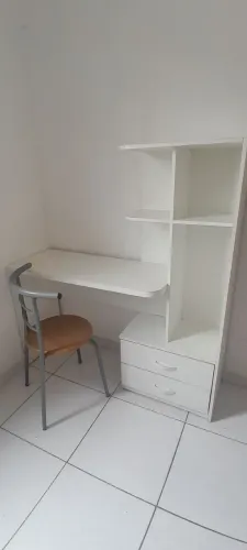Mesa com estante e gavetas
