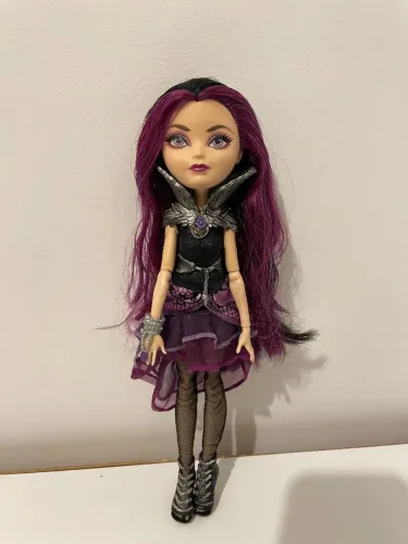 boneca Raven Queen da linha Ever After High da Mattel.