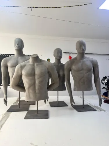 MANEQUINS 3 MASCULINOS E 2 FEMININOS PREMIUM EM FIBRA - ESTILO CIMENTO