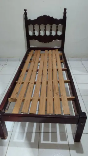 Cama madeira de solteiro