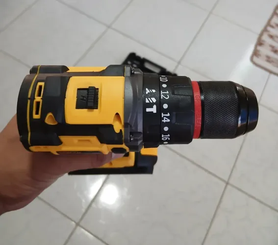 parafusadeira, furadeira e martelete com duas baterias e maleta completa!