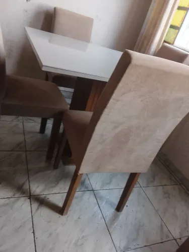 Mesa de jantar laqueada whit off 4 cadeiras acolchoadas comprada na loja Andrade móveis