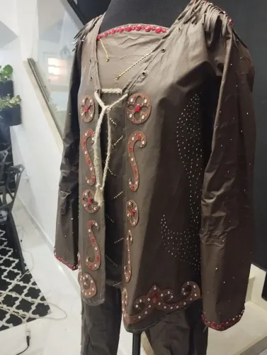 Gibão, perneira, avental. Traje vaqueiro, quadrilha junina. 