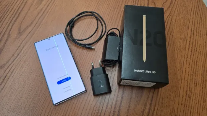 Samsung Galaxy Note 20 Ultra em estado de novo mas com linha verde