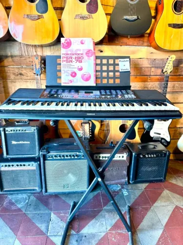 Teclado Yamaha c/ Suporte